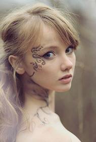 मुलगी चेहरा मान टोटेम टॅटू