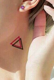 meisje nek eenvoudige en mooie driehoek tattoo foto