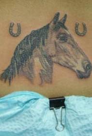 testa di cavallo in vita e due disegni di tatuaggi a ferro di cavallo