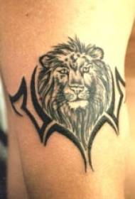 paže černá šedá lví hlava kmenové tetování vzor