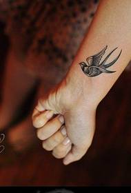 un tatuaggio da rondine al polso