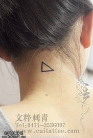 trekantet tatoveringsmønster på nakken