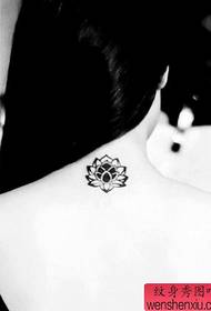 L'immagine dello spettacolo di tatuaggi consiglia un modello di tatuaggio floreale con collo di donna