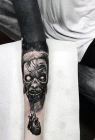 lengan kepala zombie hitam dan putih dengan pola tatu jantung