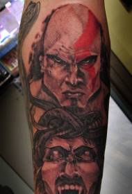 Portret barbarzyńcy w kolorze ramienia z tatuażem na głowie Meduzy