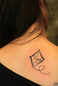 modello tatuaggio lettera aquilone collo