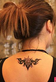 Padrão de tatuagem de Totem no pescoço