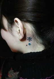 tatuaje de estrelas de copos de neve detrás da orella