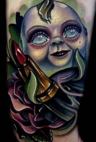braccio tatuaggio bambola raccapricciante colorato in stile moderno