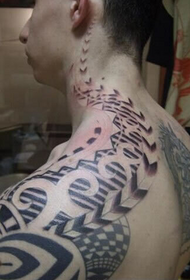 A totem tetoválás a válltól a nyakig működik