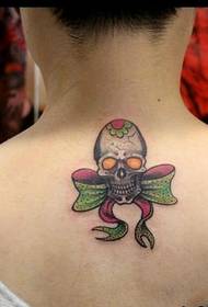 foto di un'opera del tatuaggio con fiocco al collo
