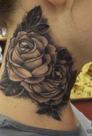 女孩美麗的黑色灰色玫瑰紋身圖案在脖子上