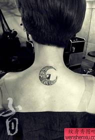 女の子の背中の首の月と猫のタトゥーパターン