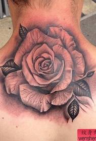 Voir la photo de tatouage recommandé un motif de tatouage de cou rose