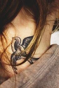 gadis leher indah menelan tato yang indah