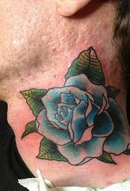 foto da uomo con collo blu bellissimo fiore tatuaggio immagine