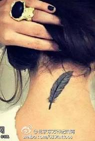Realistico modello bellissimo tatuaggio piuma