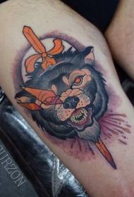 Noga w nowym szkolnym kolorze, krwawy tatuaż z głową i mieczem wilka