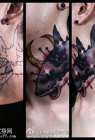 modello di tatuaggio squalo inchiostro collo