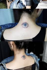 chiaro motivo del tatuaggio dell'occhio traslucido