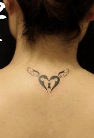 女孩子颈部好看的图腾爱心翅膀纹身图案