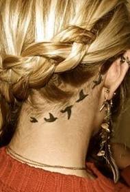 момиче шия зад татуировка на гъски