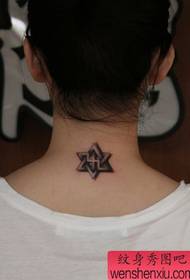 un super popular El cuello trasero del patrón de tatuaje de estrella de seis puntas