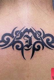 patrón de tatuaje de tótem de cuello femenino