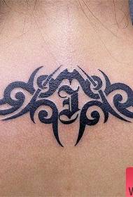 modello del tatuaggio della vite totem collo femminile