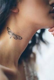 სილამაზის კისრის moth tattoo ნიმუში