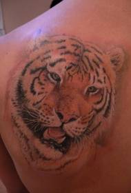 immagine realistica del tatuaggio della testa di tigre di colore della spalla