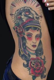 kiuno upande rangi ya jasi msichana na muundo wa tattoo