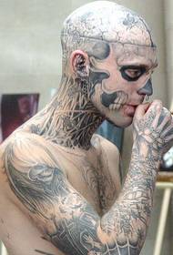 Bărbați plini de tatuaje de groază