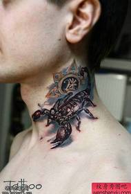 la barra raccomandata per la figura del tatuaggio ha raccomandato un lavoro sul tatuaggio dello scorpione del collo
