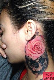 kvinna hals färg ros tatuering mönster