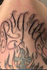 tatuaggio del personaggio scoiattolo sul collo