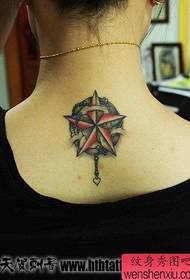 mergaičių kaklas po populiariu šauniu pentagramos tatuiruotės modeliu