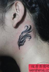 Черное серое перо татуировки на шее девушки
