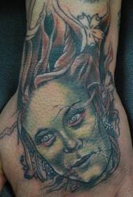 Ruka leđa uzorak zombi djevojka glavu uzorak tetovaža