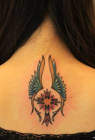 un modèle féminin de tatouage des ailes croisées du cou