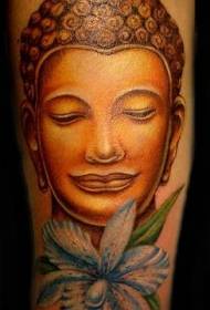 brazo color realista cabeza de Buda y patrón de tatuaje de flor
