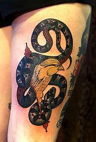 Appréciez un tatouage de serpent sexy sur la cuisse