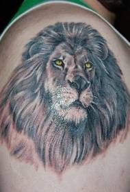 tatuaxe de cabeza de león de ollos de ouro masculino