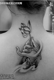 изысканный ручной рисунок татуировки лотоса