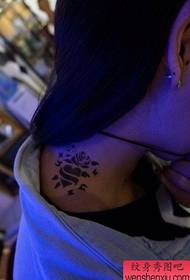 Mädchen Hals schöne Totem Liebe Rose Tattoo Muster