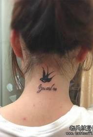 ženski uzorak tetovaže slova na vratu