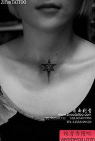 populäre klassesche fënnefpunkte Star Tattoo Muster am Hals vun de Meedercher