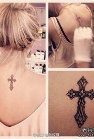 het tattoo-patroon van de nek van een vrouw