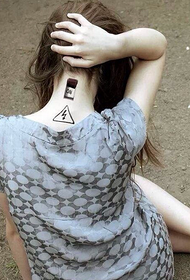 ženski vrat ličnost prekidač tetovaža uzorak