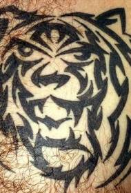 hrudník čierny kmeňový tiger hlava totem tetovanie obrázok
